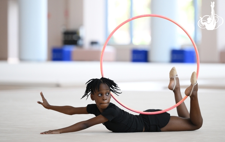 Гимнастка Нкенко-Сита Давина Шансельви из Республики Конго во время упражнения с обручем