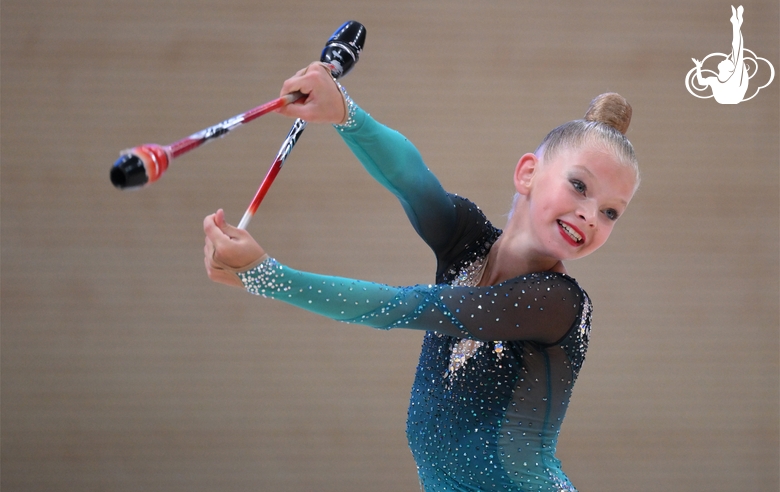 Участница сборов во время выступления на отчетном концерте