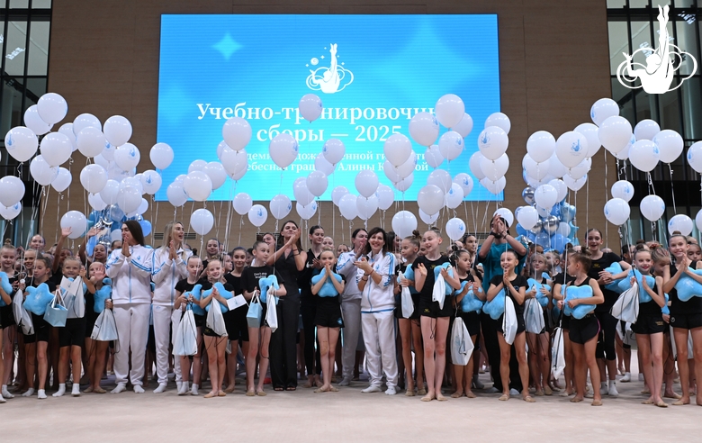 Участницы сборов и специалисты Академии во время отчетного концерта
