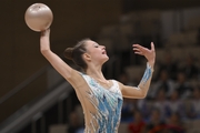 Гимнастка во время упражнения с мячом в Академии художественной гимнастики «Небесная грация» Алины Кабаевой
