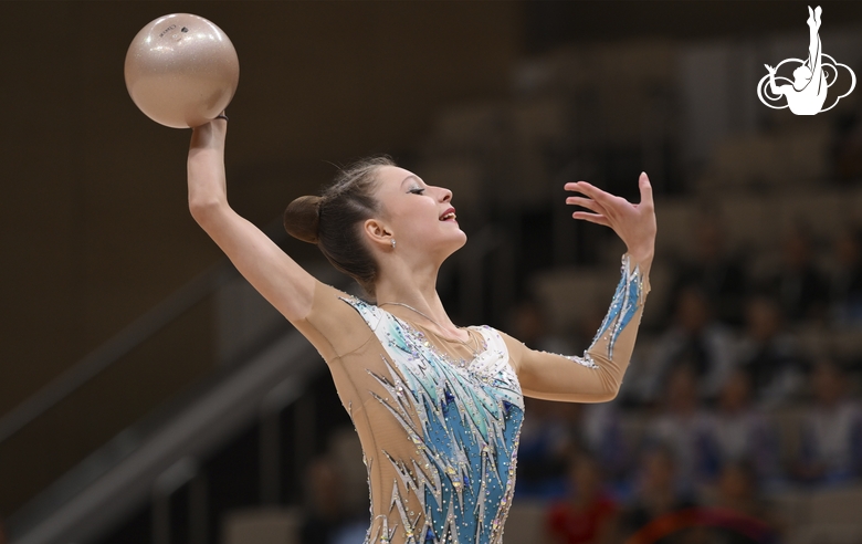 Гимнастка во время упражнения с мячом в Академии художественной гимнастики «Небесная грация» Алины Кабаевой
