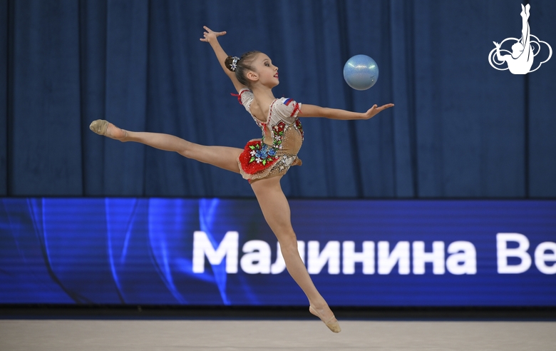 Вероника Малинина во время упражнения с мячом в Академии единоборств