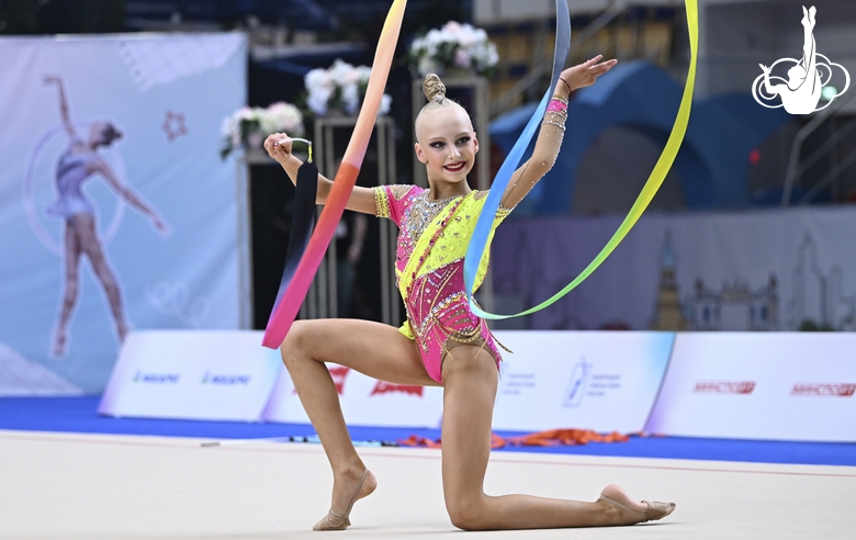 Ярослава Меркулова во время упражнения с лентой