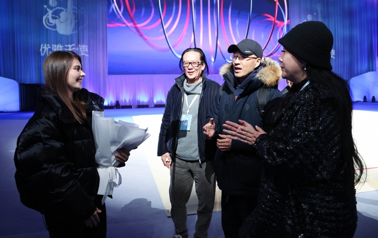 13 декабря 2023 года. Олимпийская чемпионка Алина Кабаева с организаторами турнира «Небесная грация» — 2023 с китайской стороны