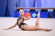Гимнастка во время упражнения с мячом на всероссийском турнире «Кубок "Небесная грация"»