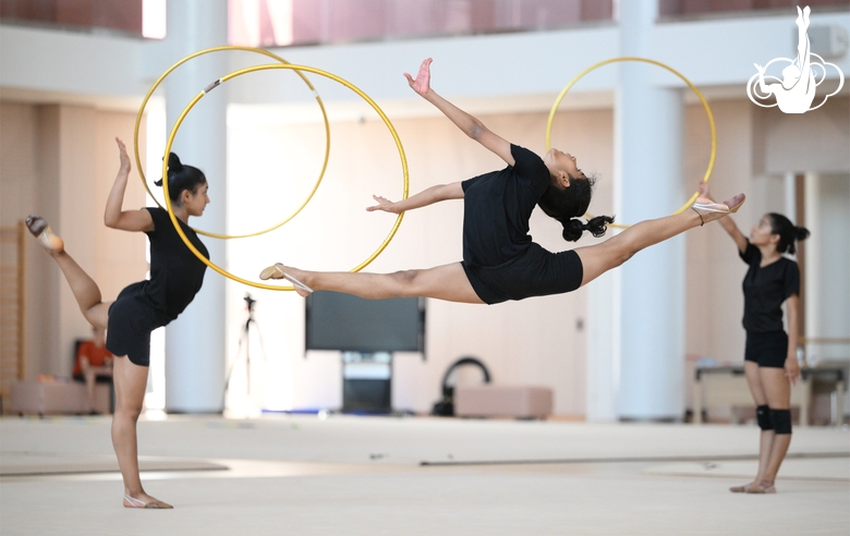 Гимнастки Кимая Карле, Арья и Авани Нитеш Кадам во время тренировки в Академии