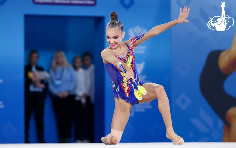 Ксения Савинова во время упражнения с булавами