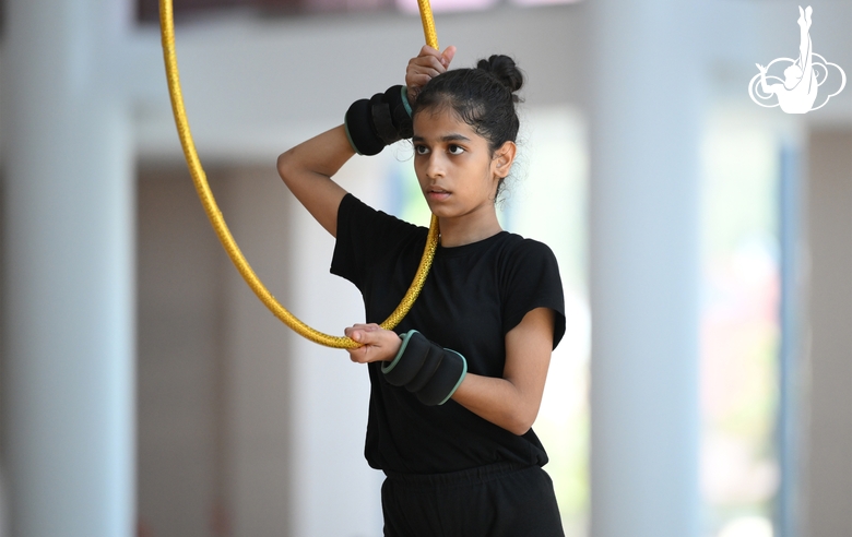 Гимнастка Авани Нитеш Кадам во время тренировки в Академии