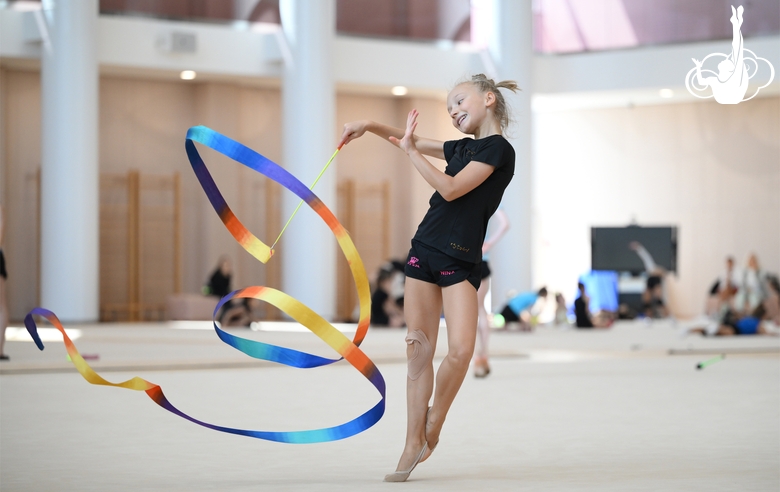 Гимнастка во время занятия на учебно-тренировочных сборах в Академии