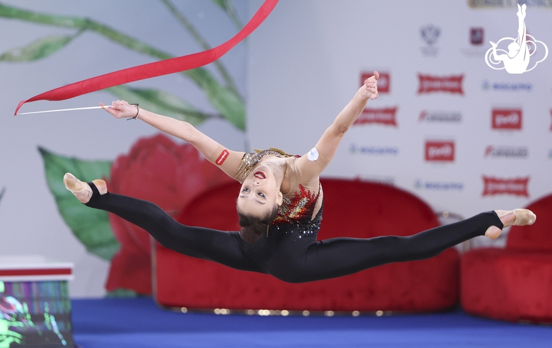 Мария Борисова во время упражнения с лентой