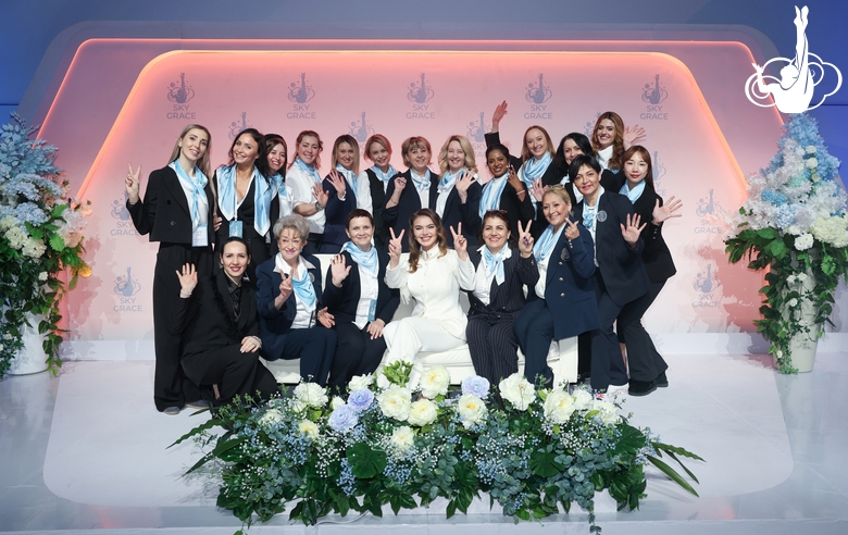 Олимпийская чемпионка Алина Кабаева вместе с судьями и почетными гостями на международном турнире «Небесная грация» — 2023