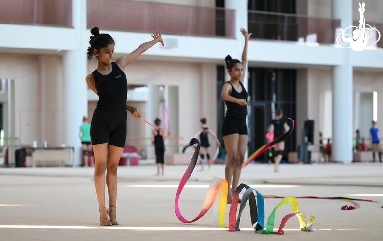 Гимнастки Авани и Арья Нитеш Кадам во время тренировки