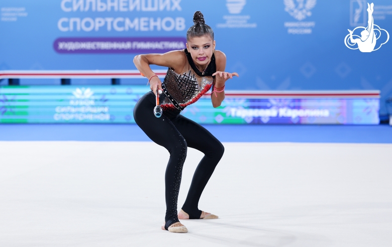 Каролина Тарасова во время упражнения с булавами