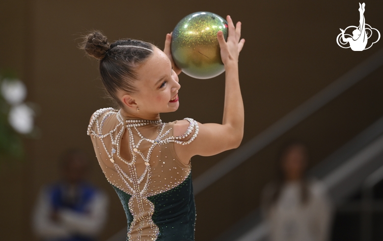 Гимнастка во время упражнения с мячом в Академии художественной гимнастики «Небесная грация» Алины Кабаевой