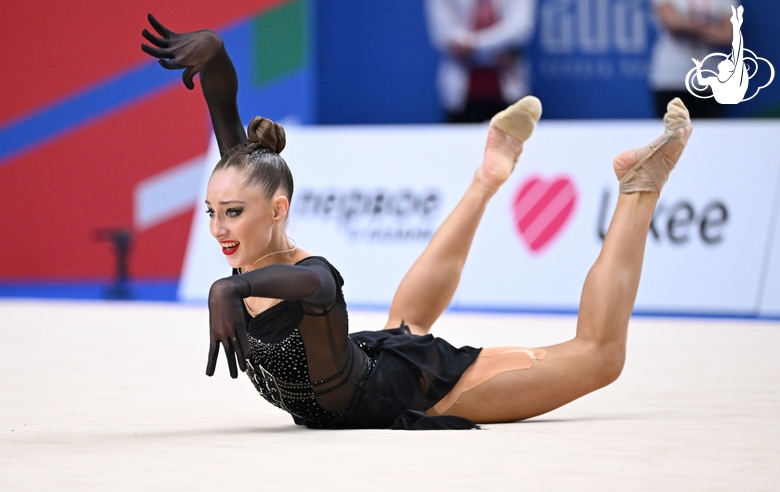 Карина Киреева во время упражнения