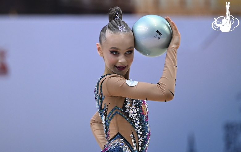 Яна Заикина во время упражнения с мячом