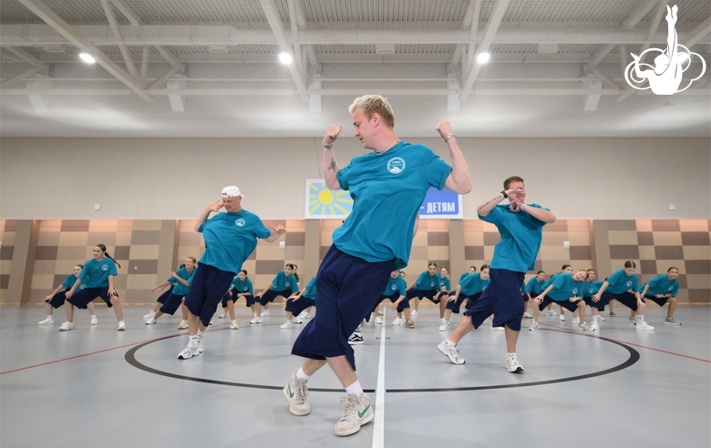 Участники интенсива студии танца Аллы Духовой TODES во время флешмоба