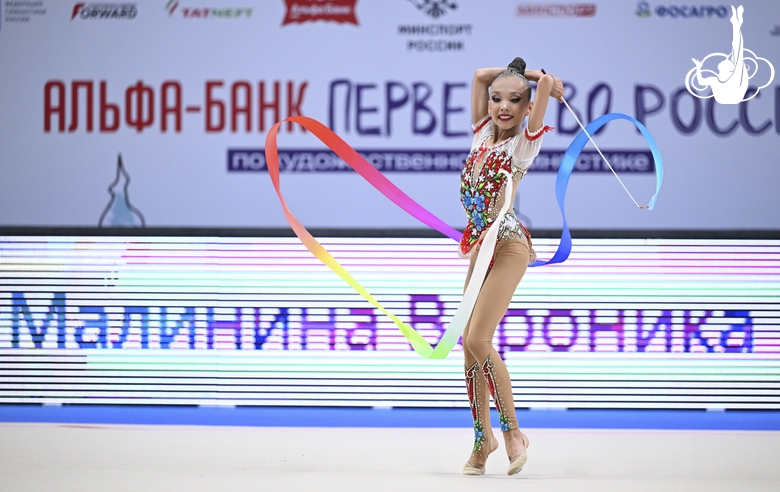 Вероника Малинина во время упражнения с лентой