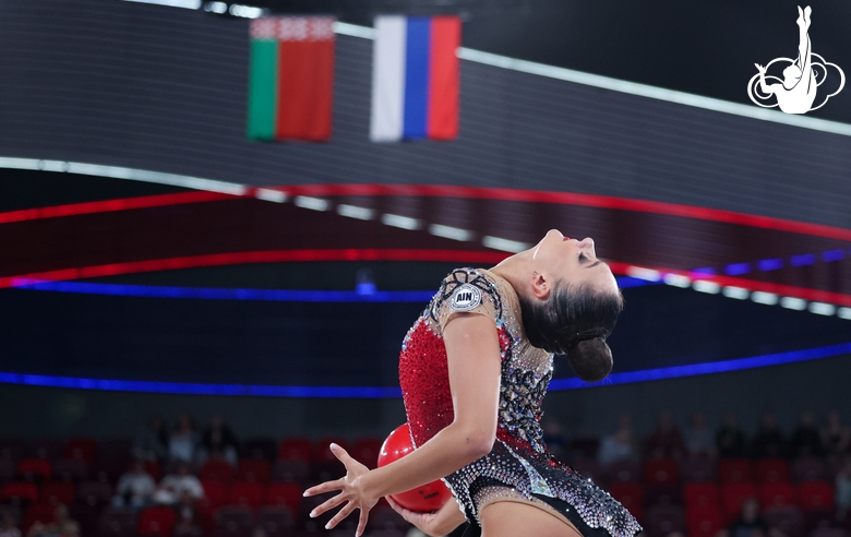 Алина Горносько во время упражнения с мячом