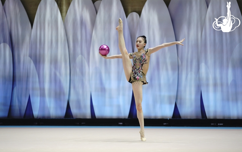 Ми Вэньсиньюэ (Китай) в упражнении с мячом