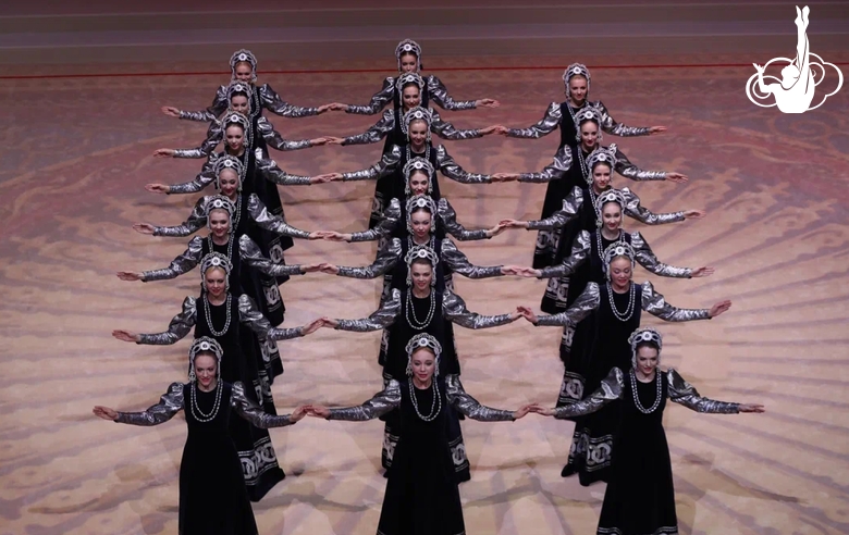 Номер «Цепочка» в исполнении ансамбля «Березка»