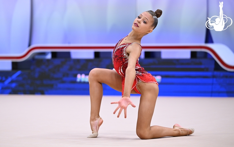 Гимнастка во время упражнения с мячом на всероссийском турнире «Кубок "Небесная грация"»