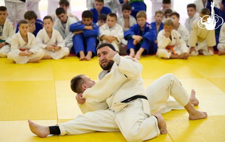 Олимпийский чемпион 2012 года Мансур Исаев с участниками фестиваля дзюдо