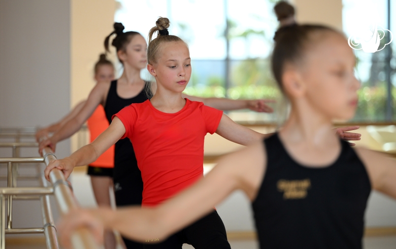 Гимнастки на хореографии во время восстановительных сборов в Академии