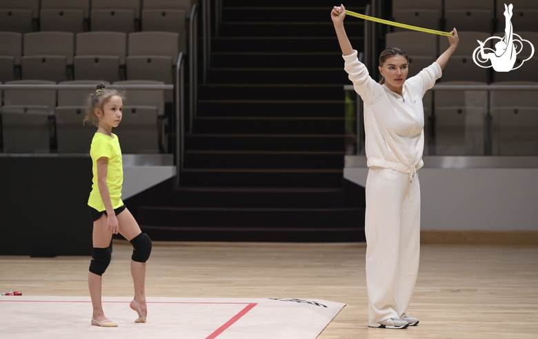 Олимпийская чемпионка Алина Кабаева с гимнастками во время тренировки