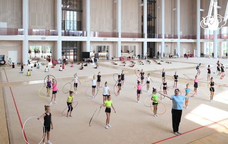 Гимнастки и тренер Злата Тулубаева во время занятия на учебно-тренировочных сборах в Академии