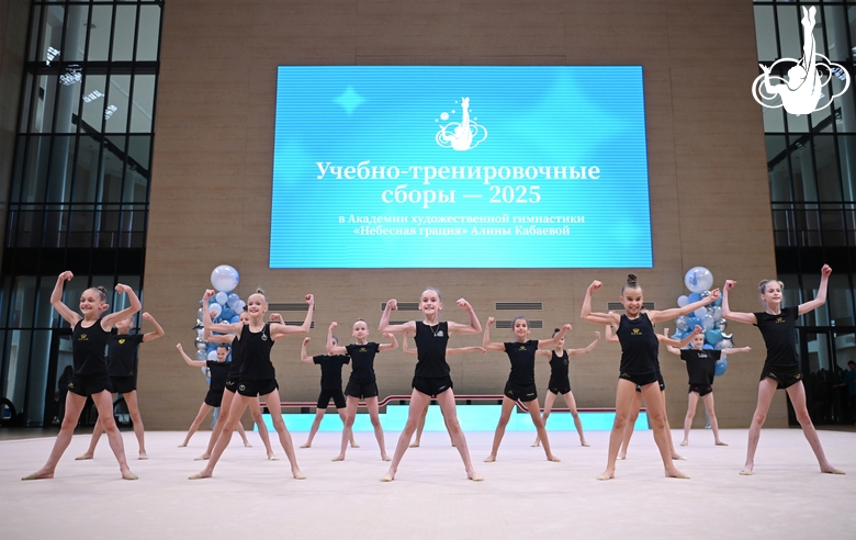 Участницы сборов во время выступления на отчетном концерте