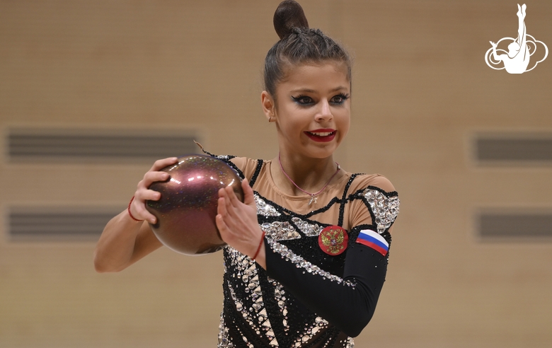 Каролина Тарасова во время упражнения с мячом в Академии художественной гимнастики «Небесная грация» Алины Кабаевой