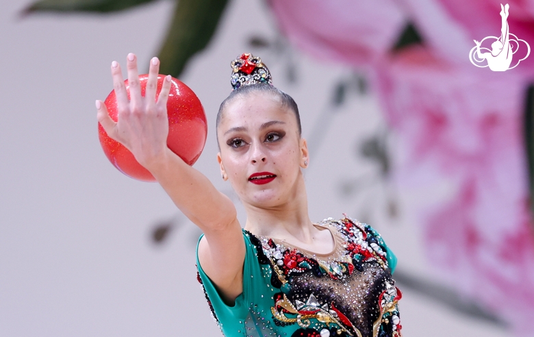 Сильва Саргсян во время упражнения с мячом