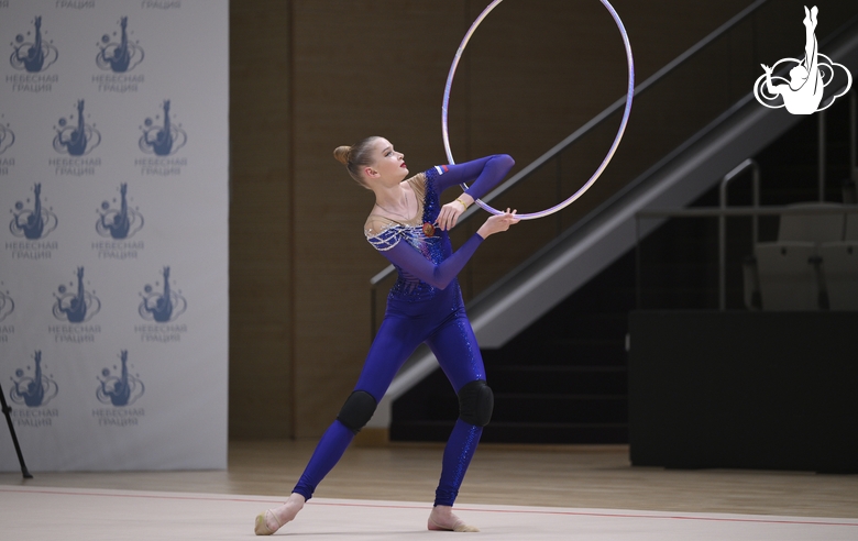 Александра Борисова во время упражнения с обручем