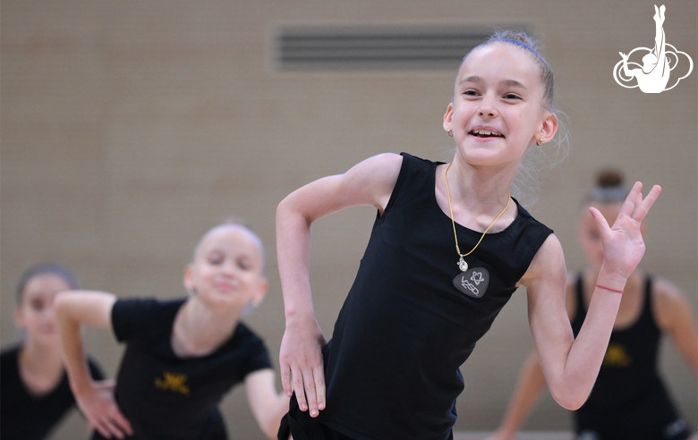 Участницы сборов во время выступления на отчетном концерте