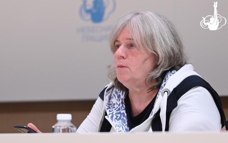 Заслуженный тренер России Елена Карпушенко во время контрольной тренировки