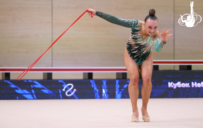 Гимнастка во время упражнения со скакалкой