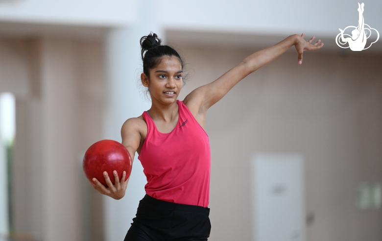 Гимнастка Арья Нитеш Кадам во время тренировки