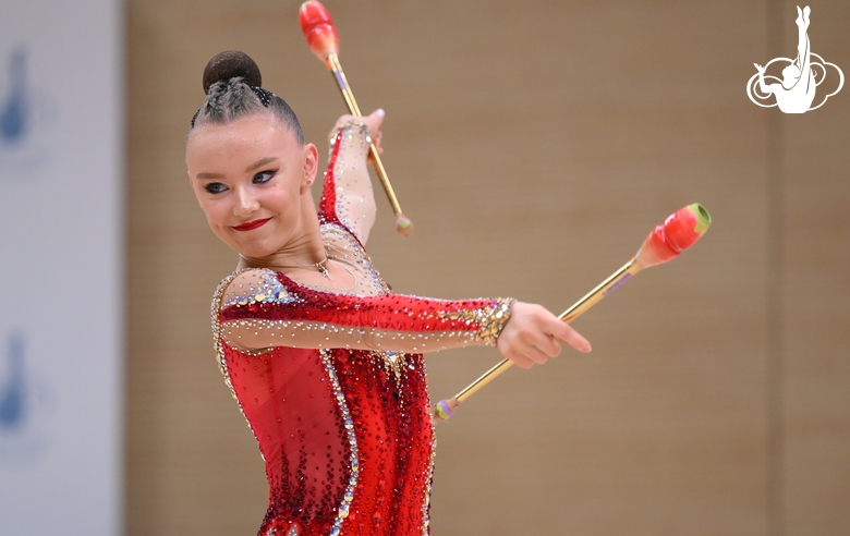 Алиса Медведева во время упражнения с булавами