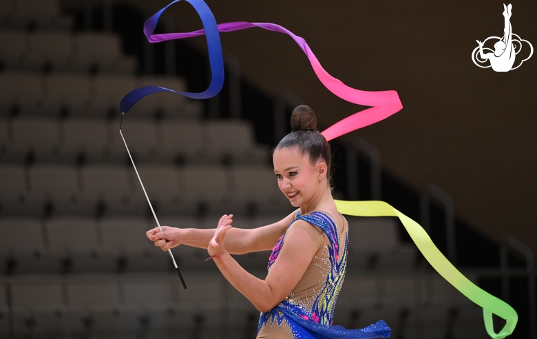 Гимнастка во время упражнения с лентой