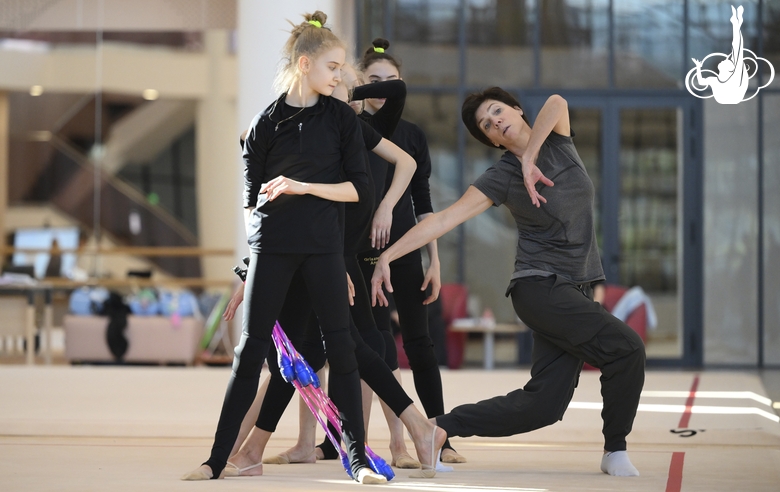 Хореограф фестиваля «Алина» Ирина Зеновка во время занятия с групповичками Академии