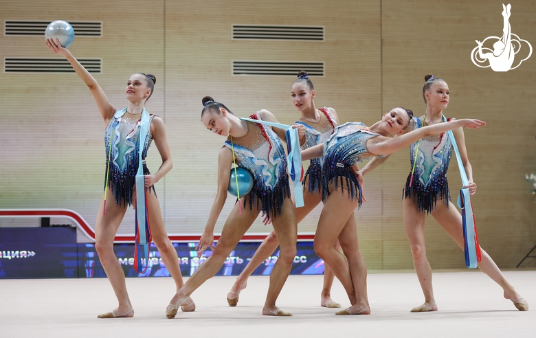 Гимнастки во время упражнения с мячами и лентами
