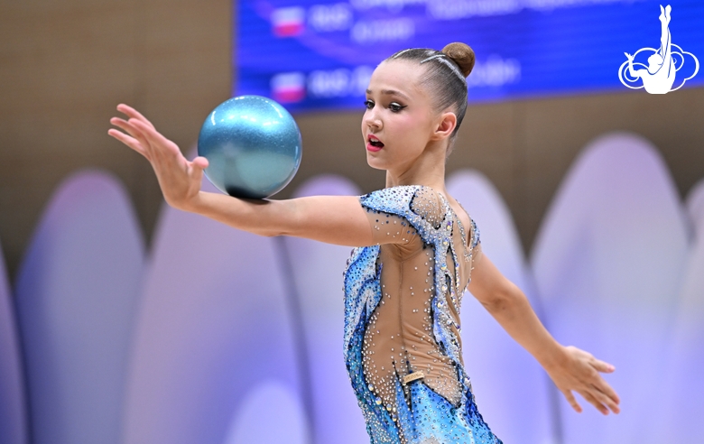Гимнастка во время выполнения упражнения с мячом на всероссийском турнире «Кубок "Небесная грация"»