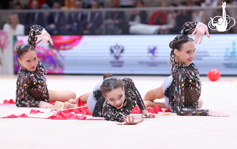 Групповички ЦХГ «Жемчужина» из Санкт-Петербурга во время упражнения с лентами