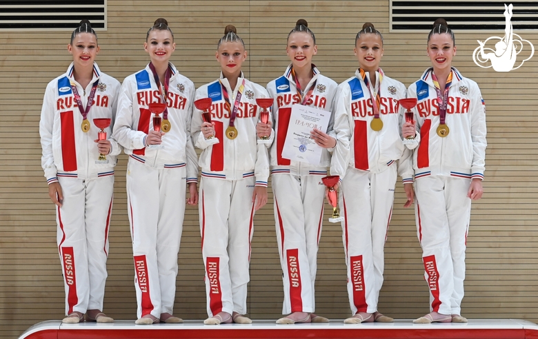 Победительницы по программе мастеров всероссийских соревнований «Формула победы» — команда тренеров И.Каменева и М. Камынина, Сочи