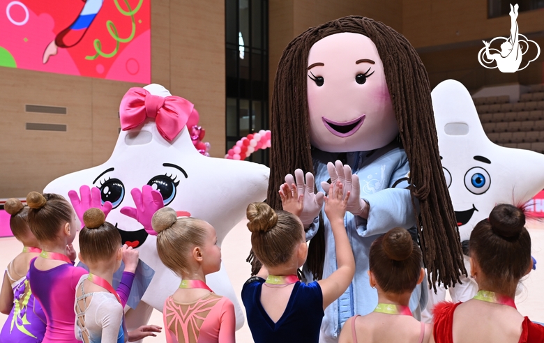 Победительницы турнира «мАлинка» вместе с куклой Алиной