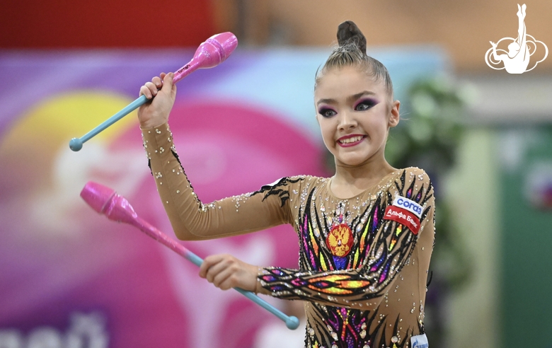 Ксения Савинова во время упражнения с булавами