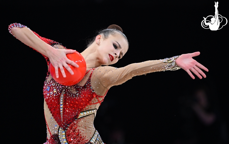 Дарья Веренич во время упражнения с мячом