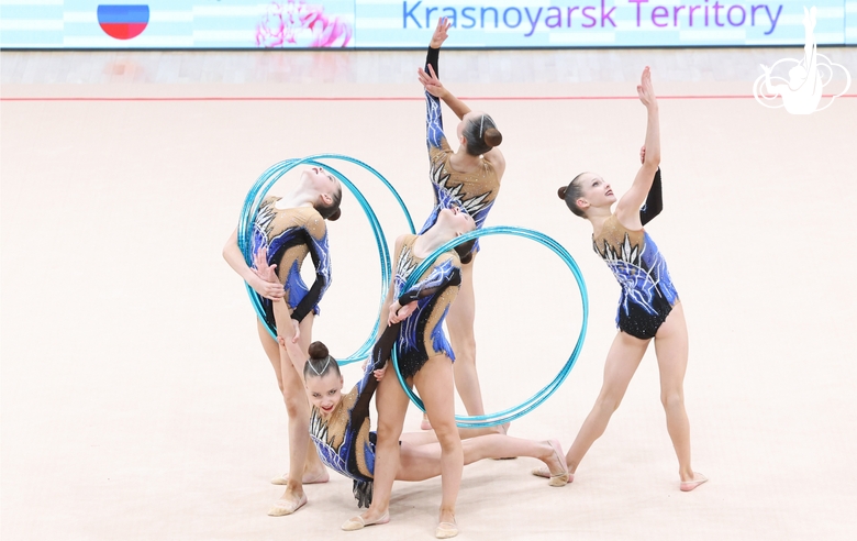 Групповички Красноярского края во время упражнения с обручами