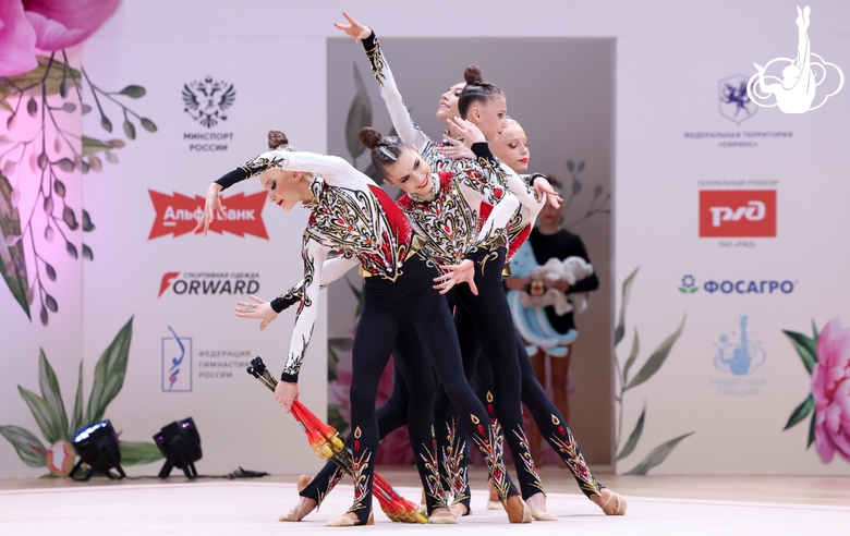 Групповички Академии во время выполнения упражнения с булавами